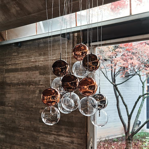 SPAZIO ALLE LUCI DI CASA CATTELAN.