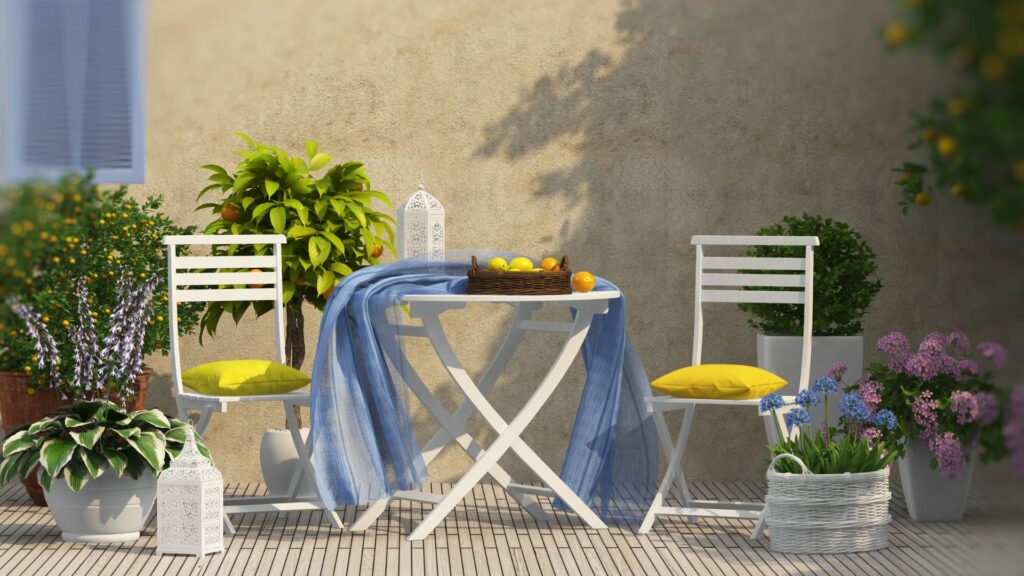 balcone con sedie e tavolino
